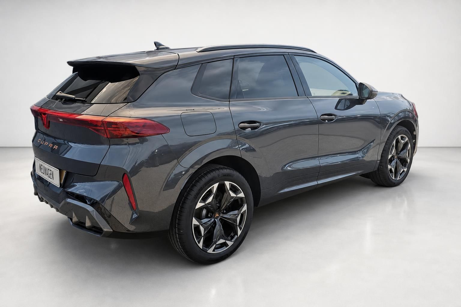 Cupra SUV in Grau, Heck-Seitenansicht mit Alufelgen