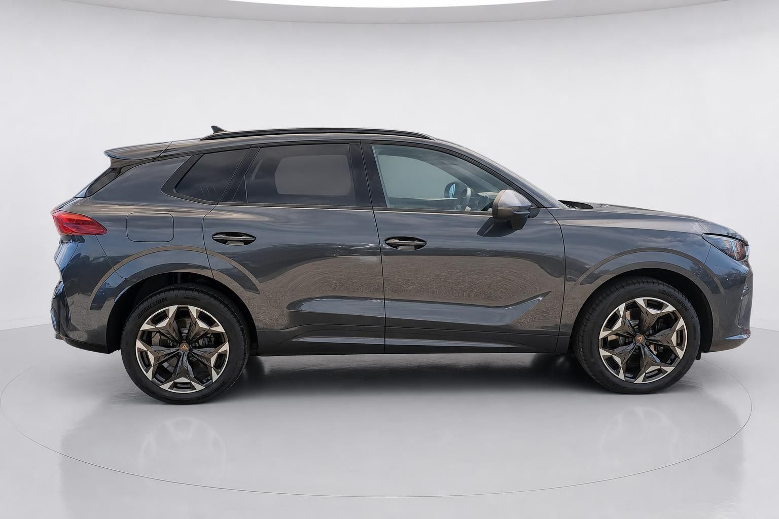 Cupra SUV in Grau, Seitenansicht im Fotostudio