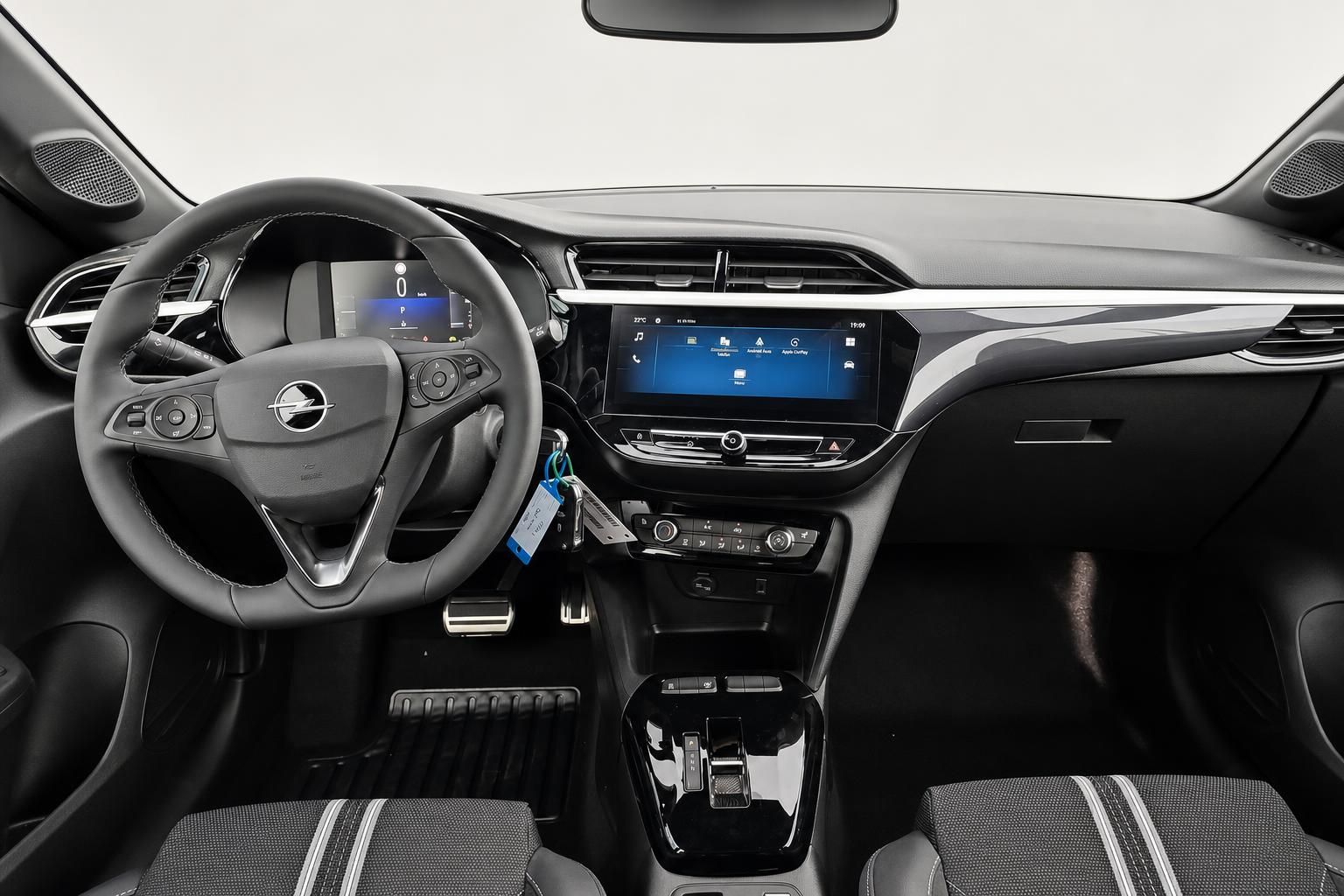 Opel Corsa Innenraum mit Cockpit, Lenkrad und Touchscreen-Infotainment