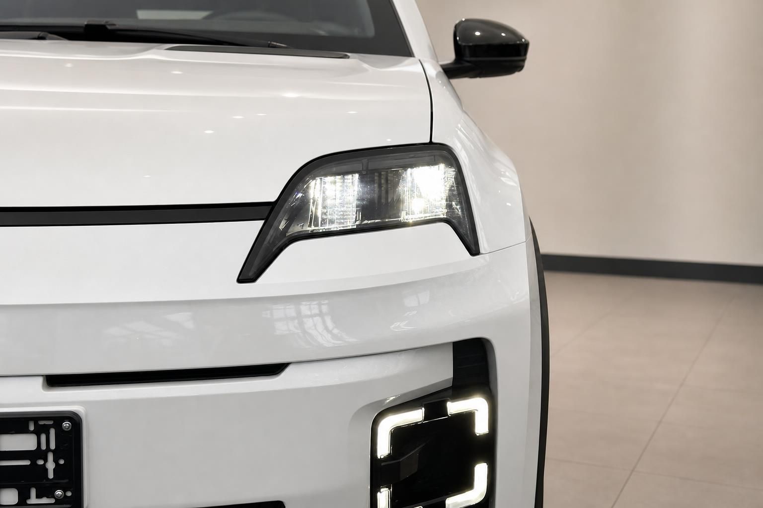 Renault Frontscheinwerfer und Karosseriedetail in Weiß