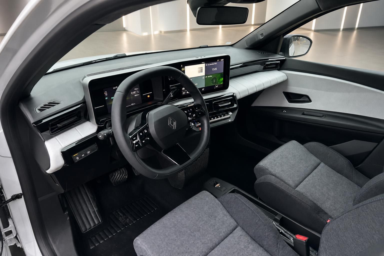 Renault Cockpit mit Lenkrad, Display und Vordersitzen im Detail