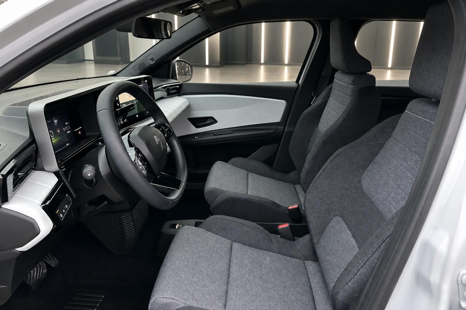 Vordersitze und Armaturenbrett im Renault Innenraum, Ansicht Fahrerseite
