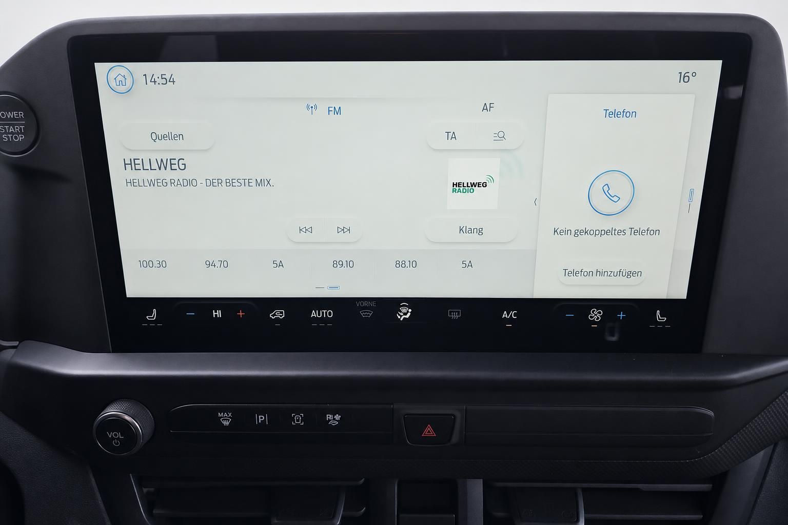 Ford Infotainment Touchscreen Nahaufnahme im Cockpit