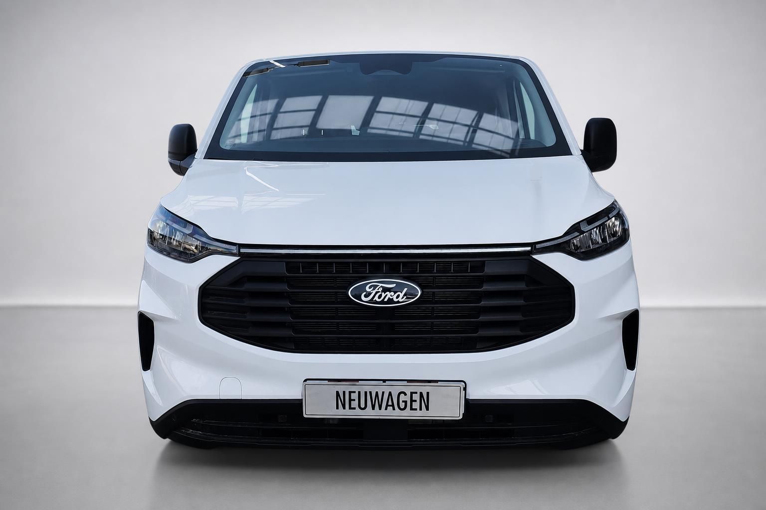 Ford Transit Custom weiß, Frontansicht direkt im Studio