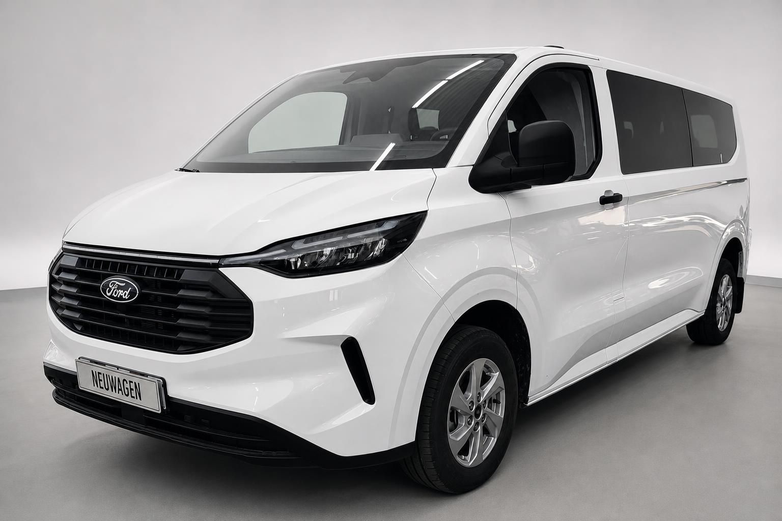 Ford Transit Custom weiß, Frontansicht schräg im Fotostudio