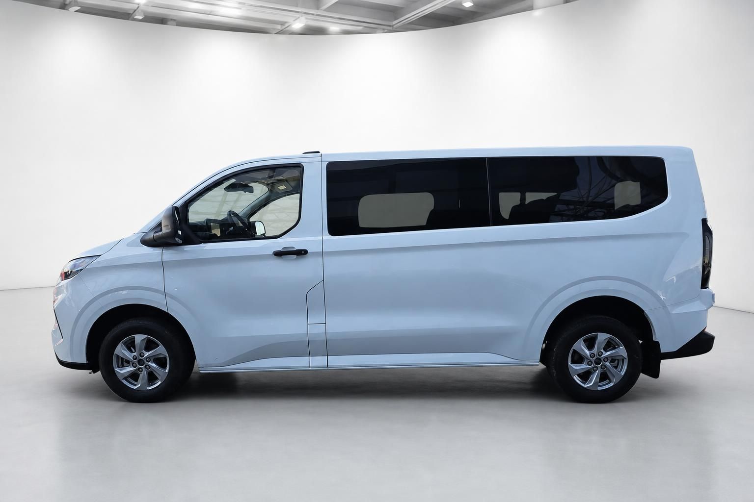 Ford Transit Custom weiß, Seitenansicht im Fotostudio