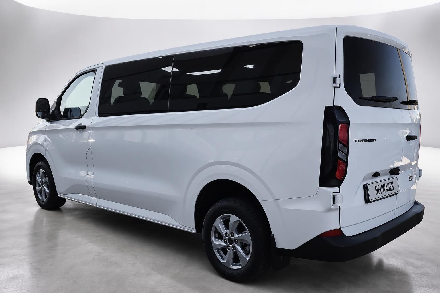 Ford Transit Custom weiß, Heckansicht schräg im Studio