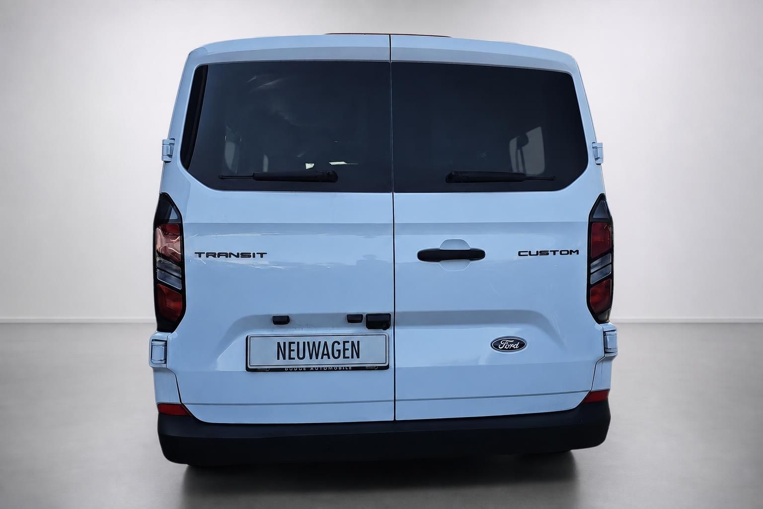 Ford Transit Custom weiß Heckansicht als Neuwagen im Studio