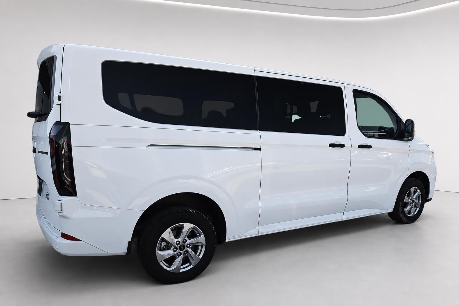 Ford Transit Custom weiß Heck-Seitenansicht im Studio