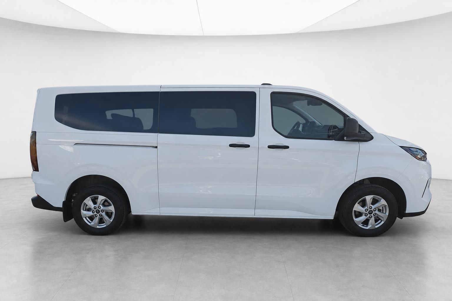 Ford Transit Custom weiß Seitenansicht im Showroom