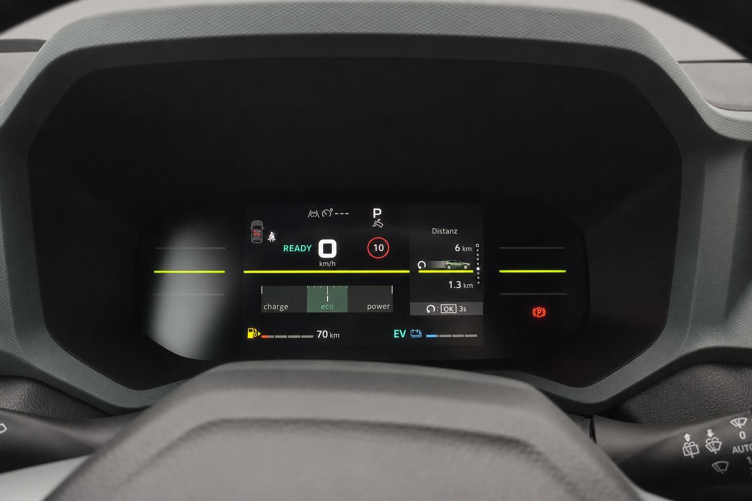Digitales Kombiinstrument mit Fahrmodus- und Reichweitenanzeige im Fahrzeug