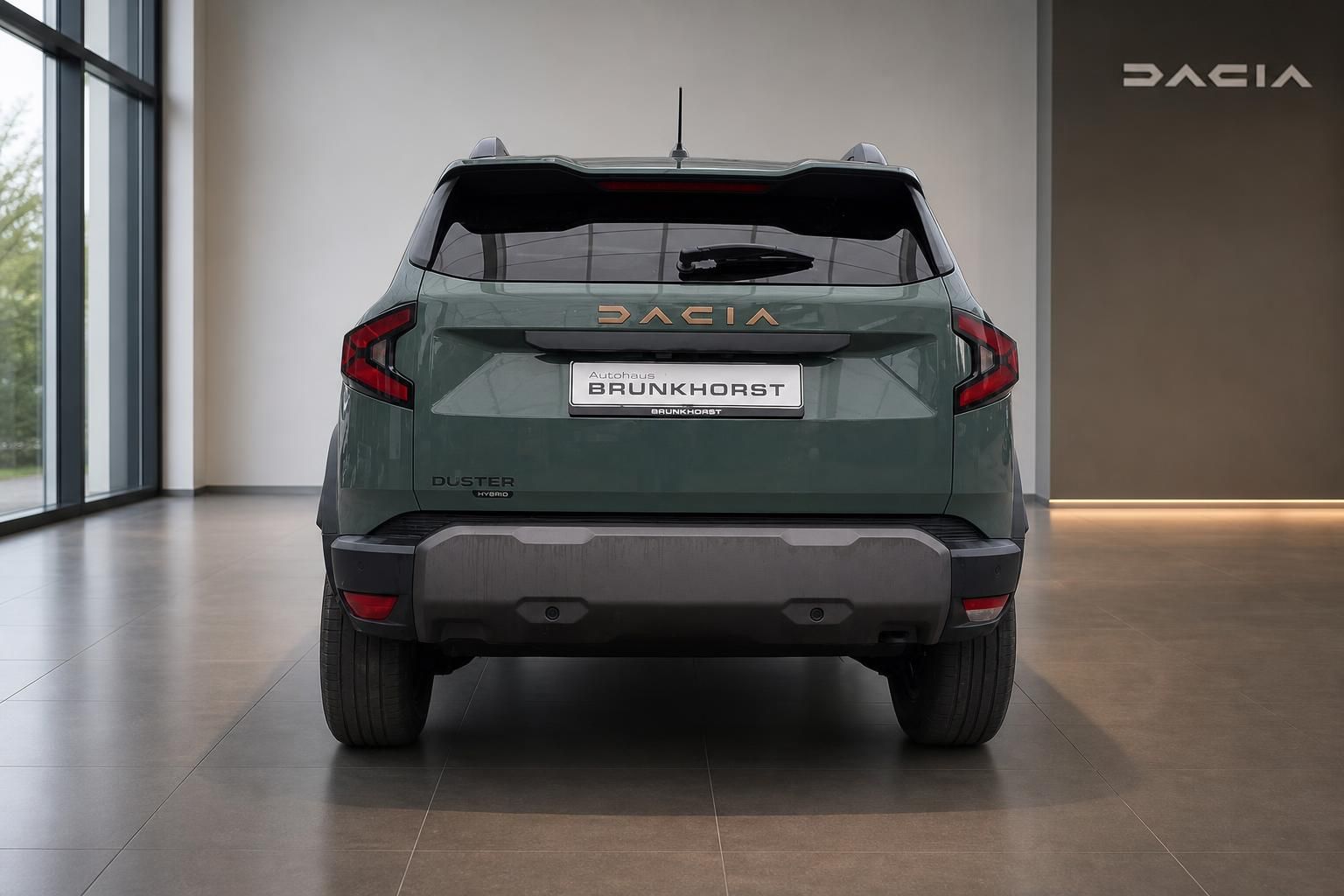Dacia Duster Hybrid grün, Heckansicht mit Duster-Schriftzug