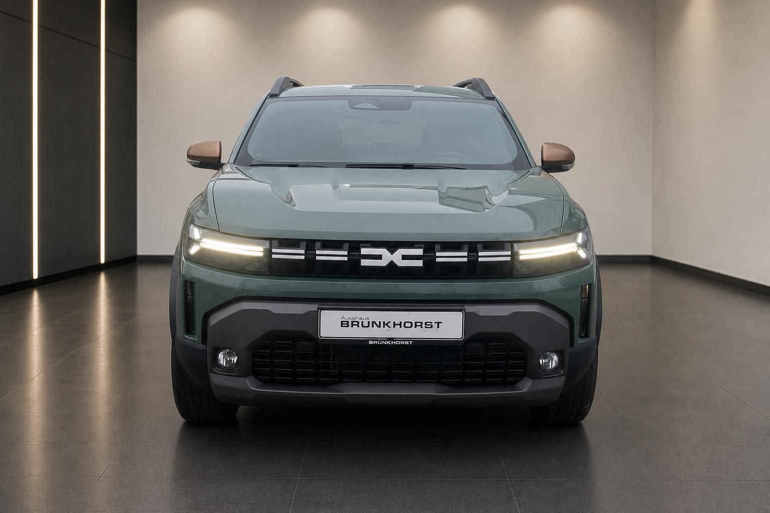 Dacia Duster grün, Frontansicht mit LED-Scheinwerfern und Kühlergrill