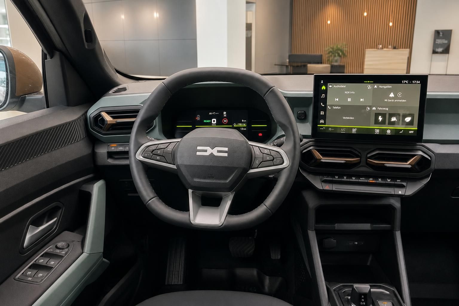 Cockpit mit Lenkrad und Infotainment-Display im Fahrzeuginnenraum