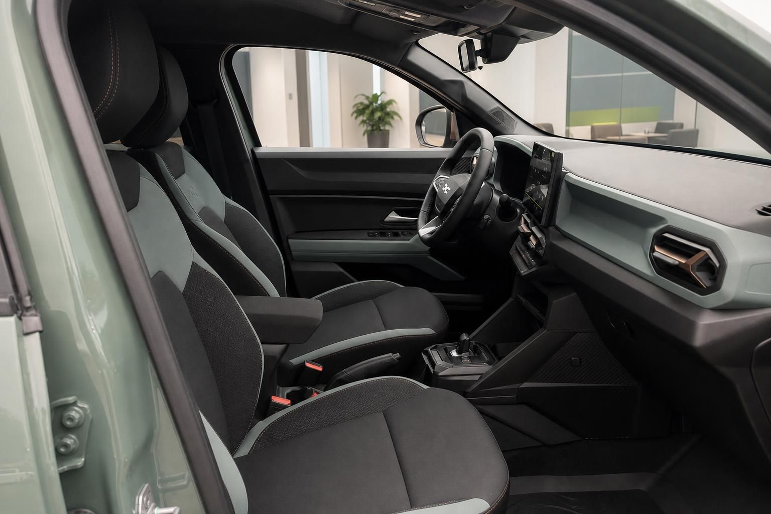 Vordersitze und Armaturenbrett im modernen Fahrzeuginterieur