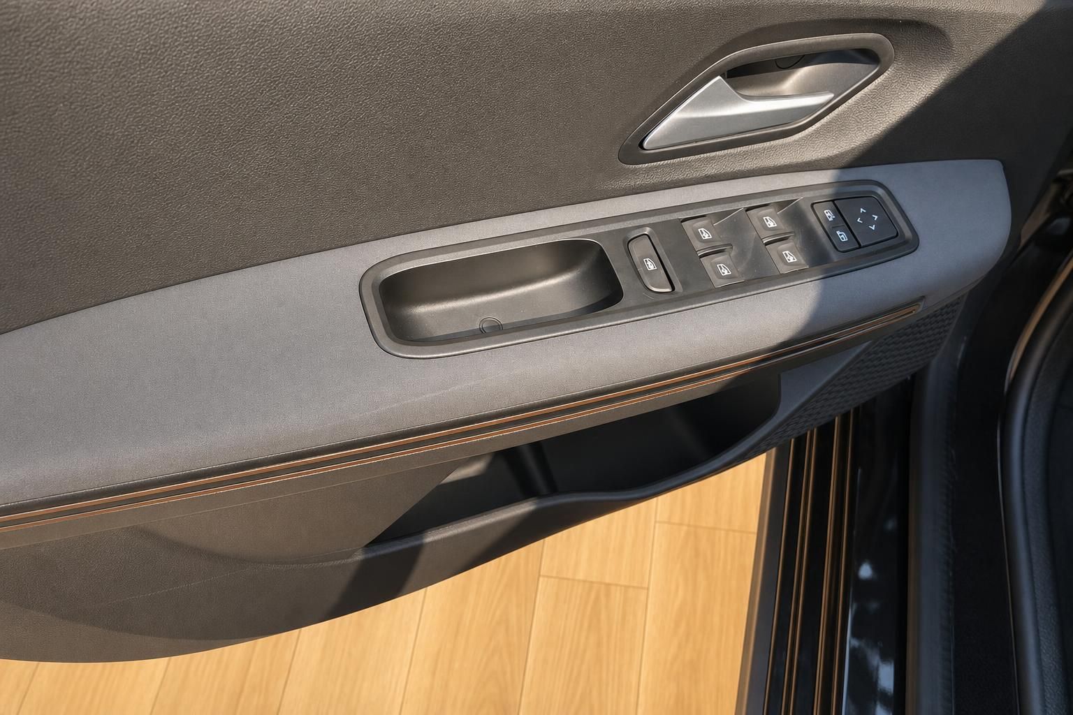 Dacia Jogger Innenraum Detail Türverkleidung mit Fensterhebern