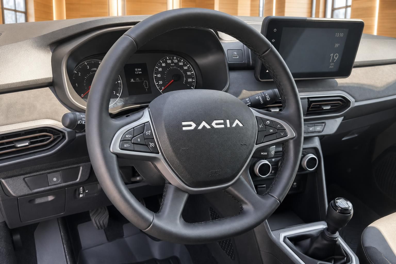 Dacia Cockpit mit Lenkrad, Tacho und Multifunktionsdisplay
