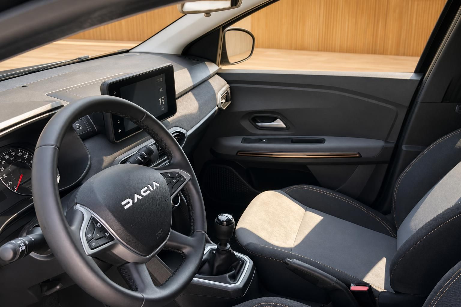 Dacia Innenraum mit Lenkrad, Cockpit und Vordersitzen im Detail