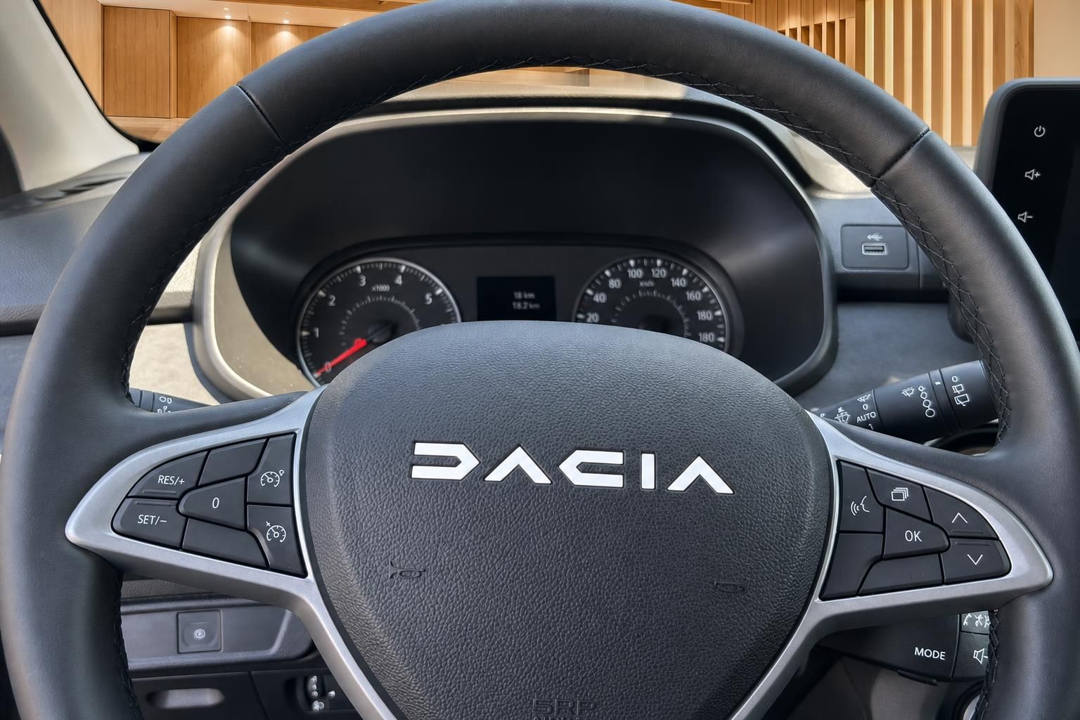 Dacia Lenkrad mit Logo und Blick auf digitales Kombiinstrument