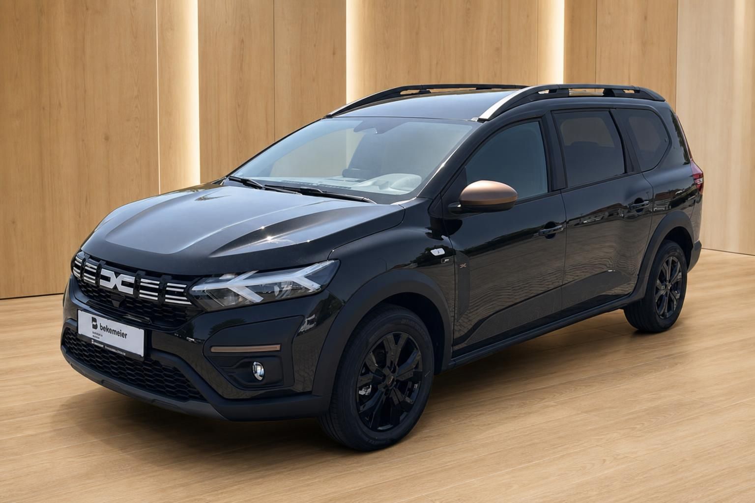 Dacia Jogger schwarz Frontansicht schraeg im Showroom