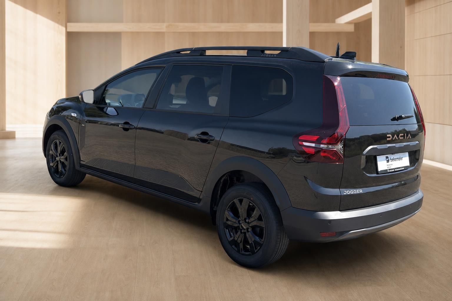 Dacia Jogger schwarz Heckansicht seitlich im Showroom