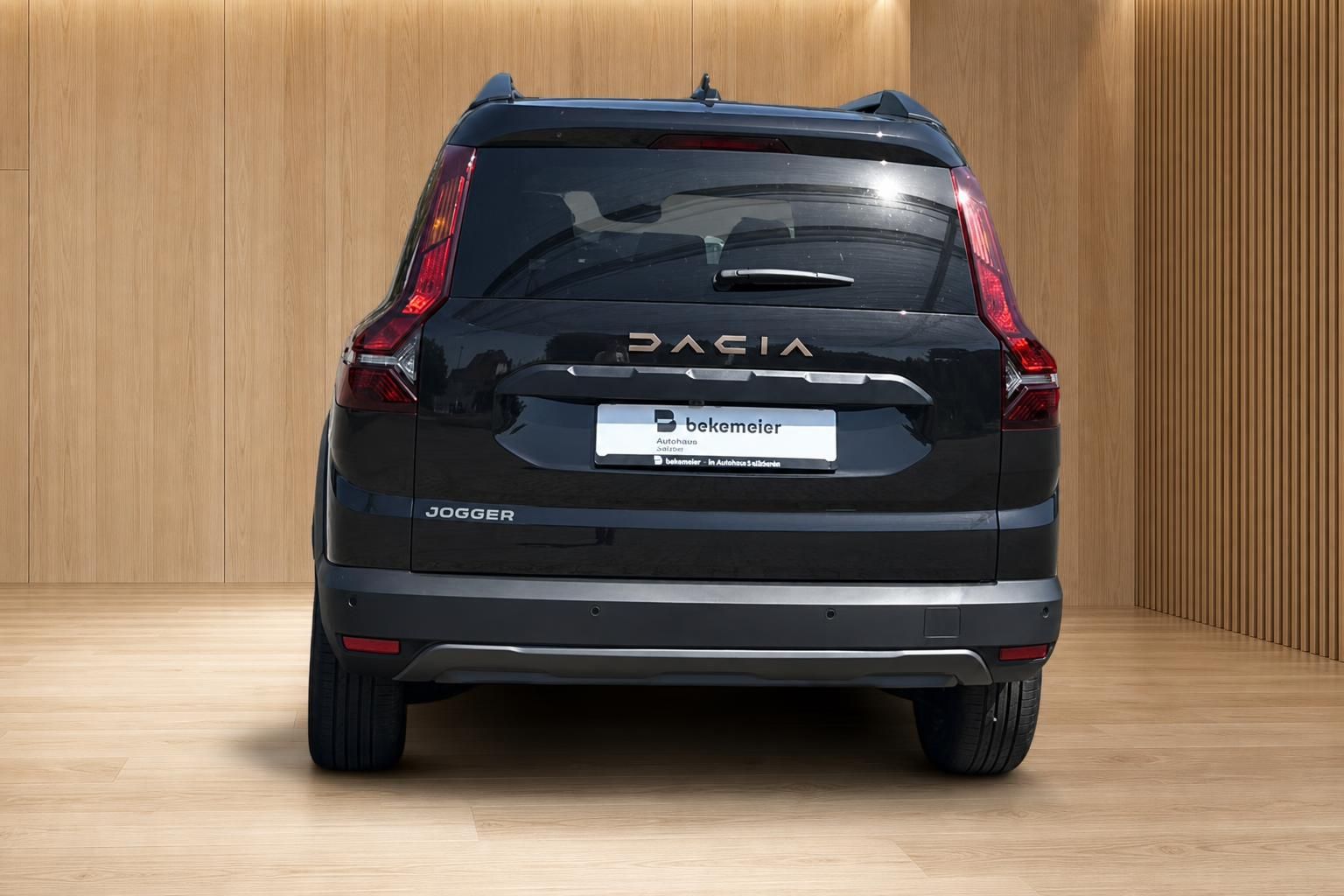 Dacia Jogger schwarz Heckansicht frontal im Autohaus