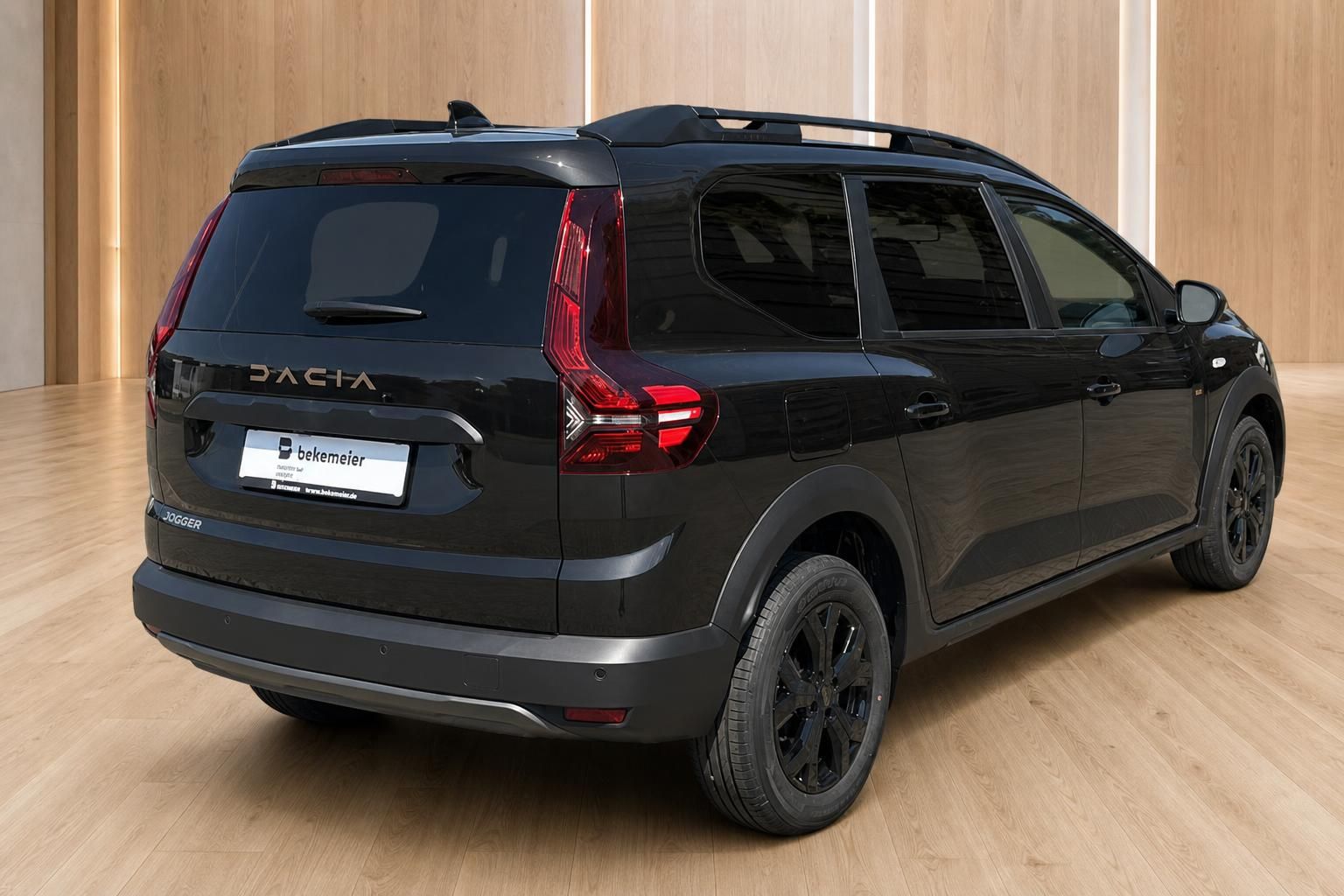 Dacia Jogger schwarz Heckansicht mit Rückleuchten und Dachreling