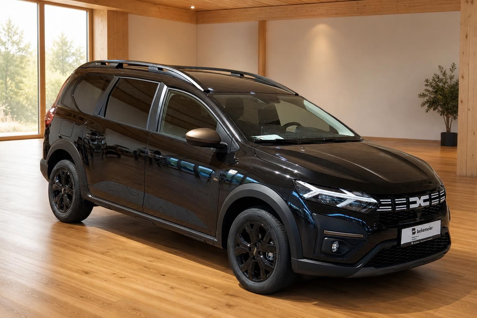 Dacia Jogger schwarz Frontansicht schräg im Holz-Showroom mit Alufelgen