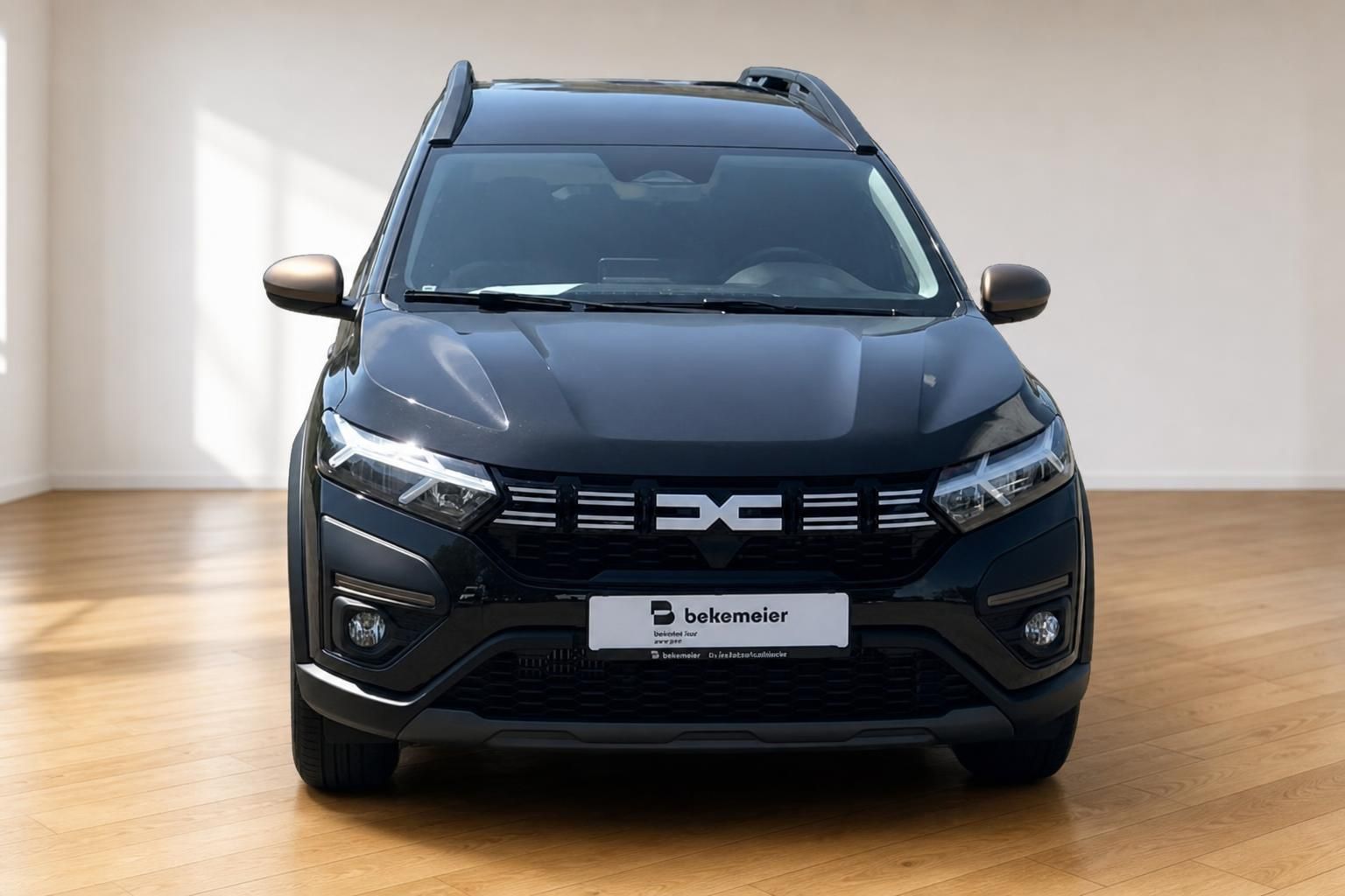 Dacia Jogger schwarz Frontansicht mit LED-Scheinwerfern und Kühlergrill