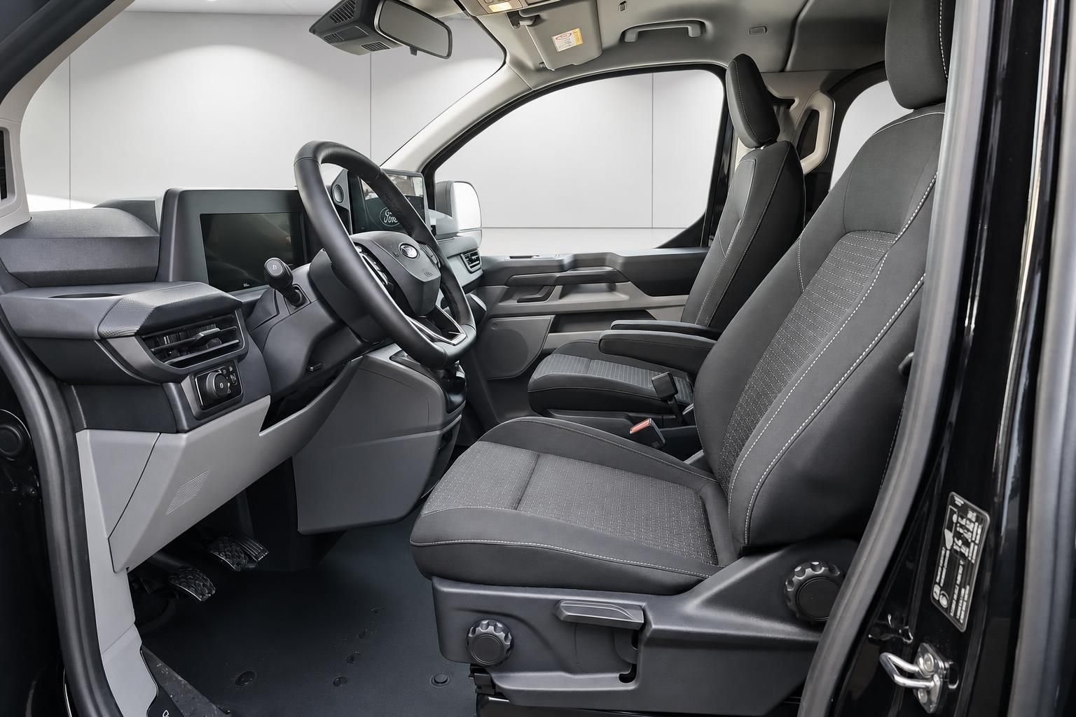 Innenraum Ford Transporter mit Vordersitzen und Cockpit im Detail