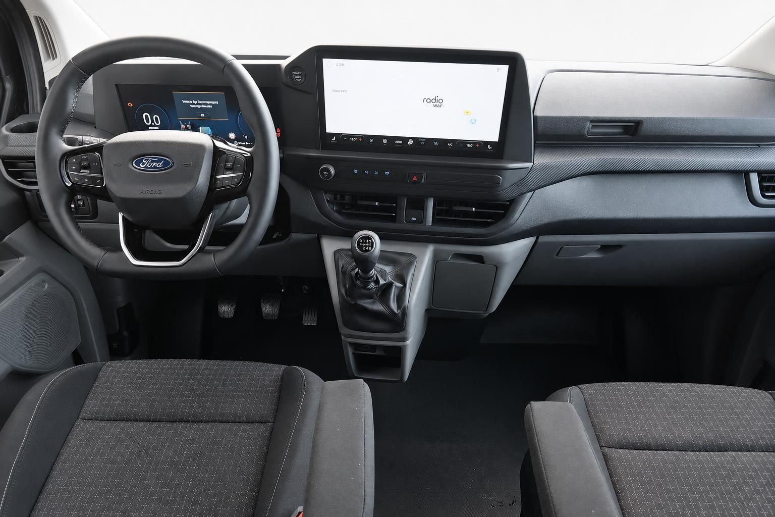 Cockpit Ansicht Ford Transporter mit Lenkrad und Schaltknauf