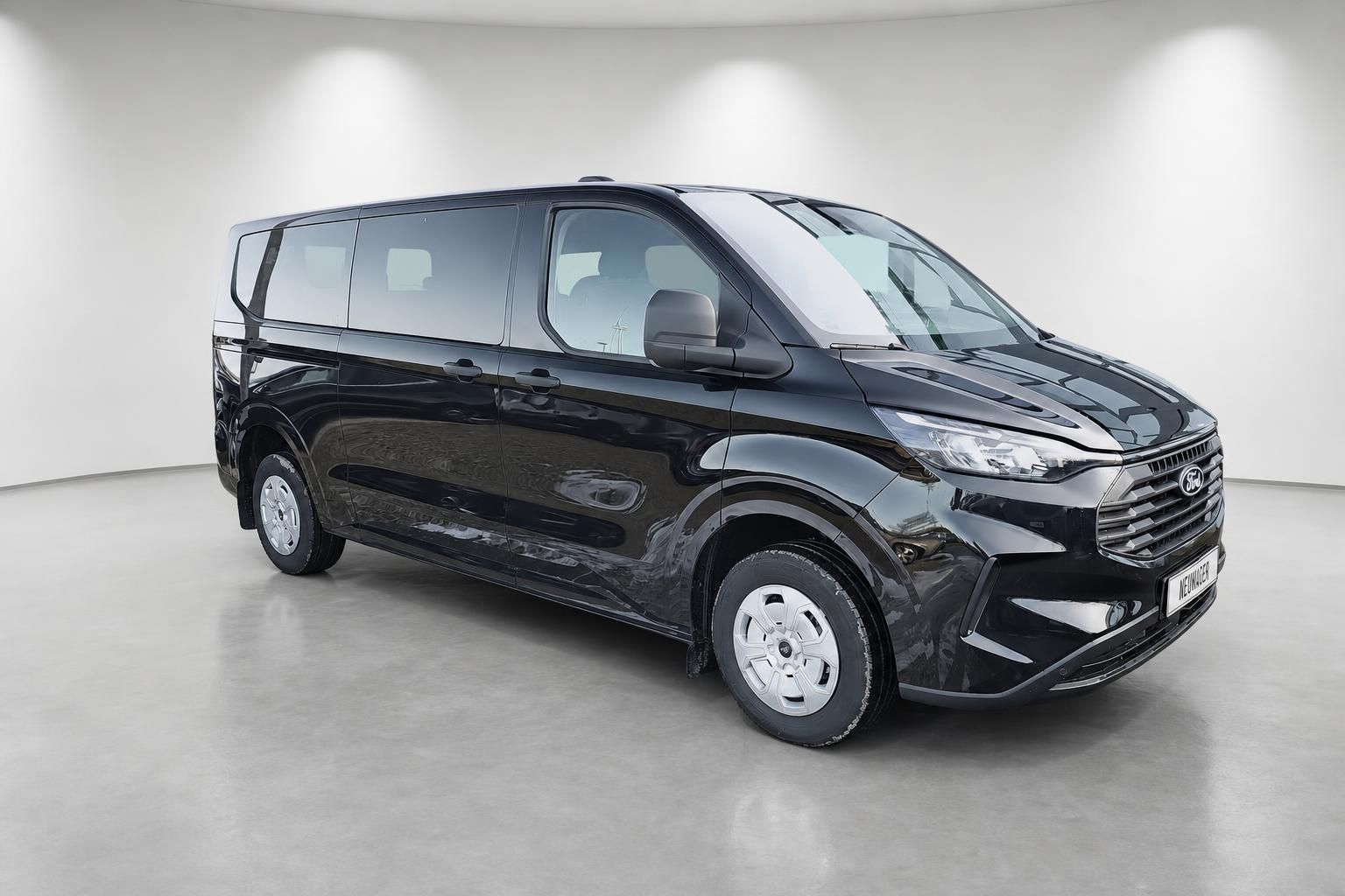 Ford Transit Custom schwarz Frontansicht seitlich im Studio