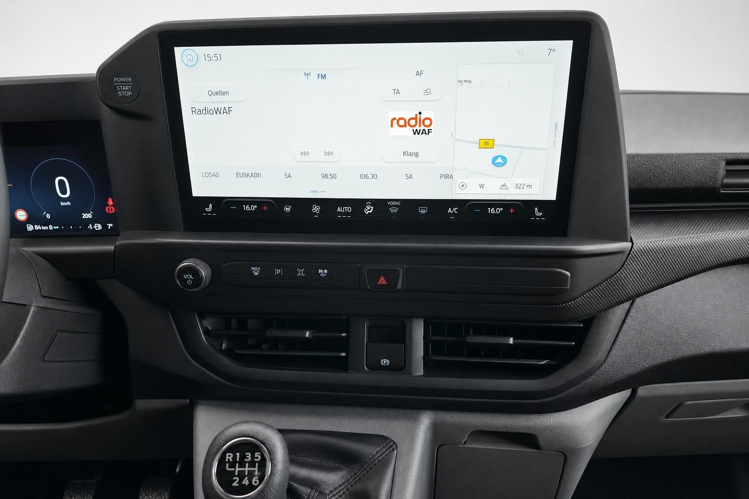 Touchscreen Infotainment System im Cockpit eines Ford Nutzfahrzeugs