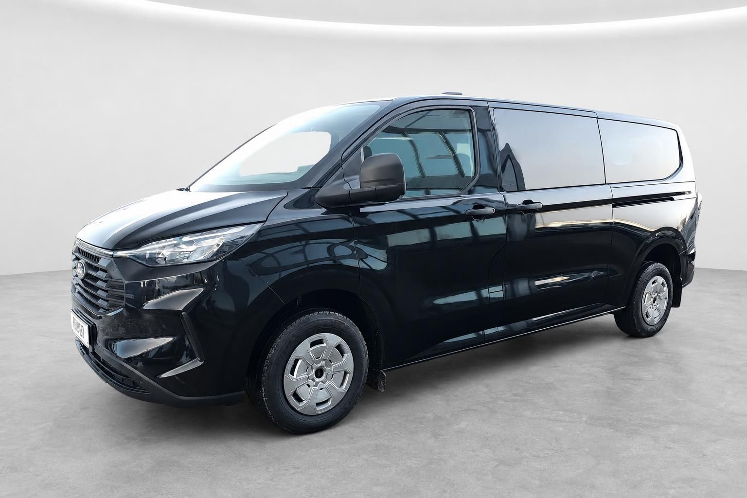 Ford Transit Custom schwarz Vorderansicht schraeg im Studio