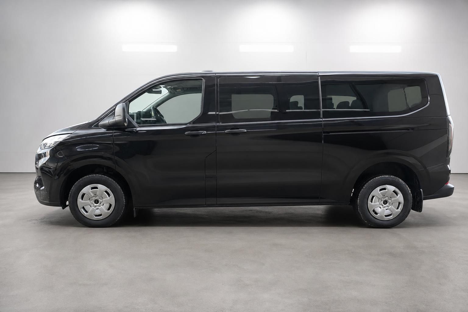 Ford Transit Custom schwarz Seitenansicht Van im Studio