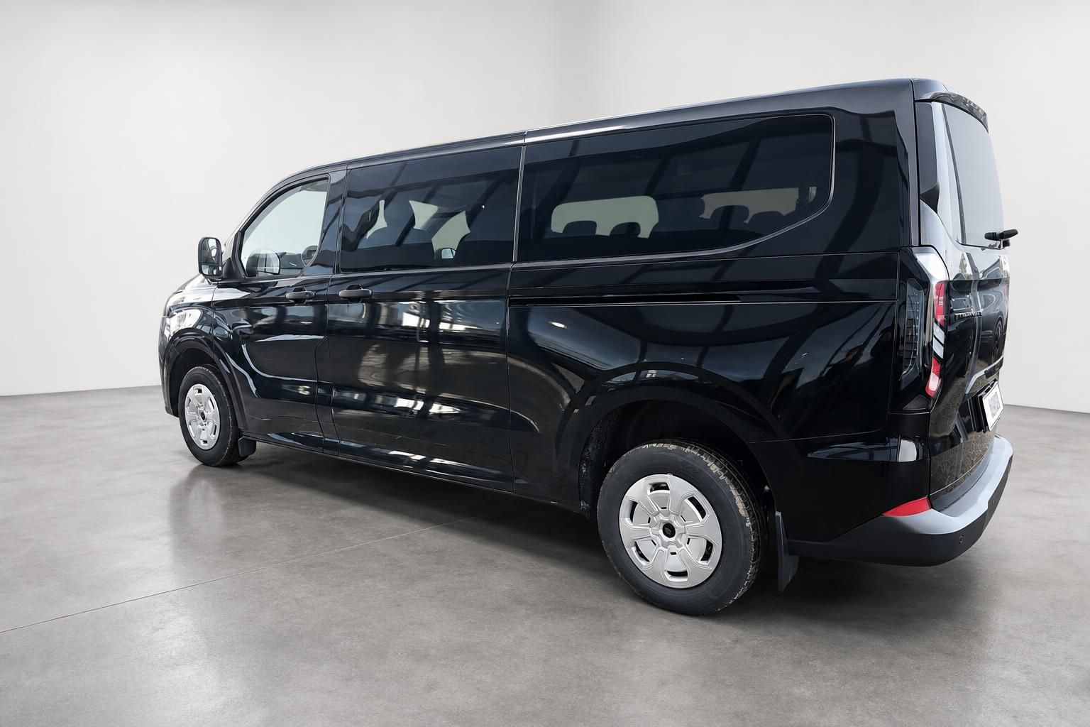 Ford Transit Custom schwarz Heckansicht seitlich im Studio