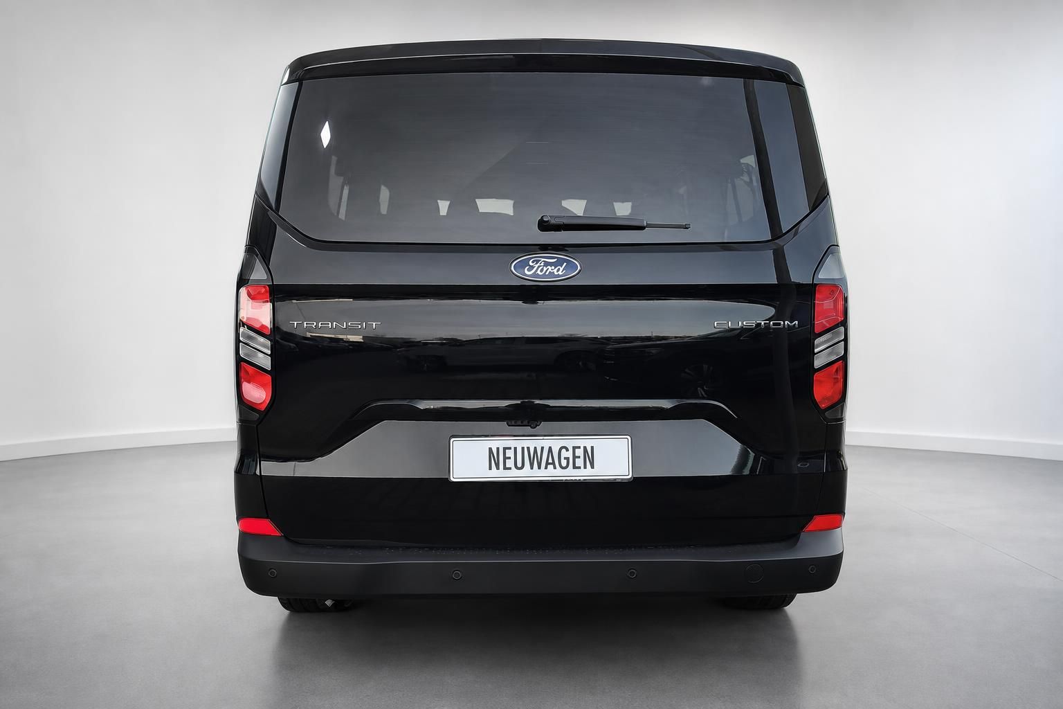 Ford Transit Custom schwarz Heckansicht Studioaufnahme