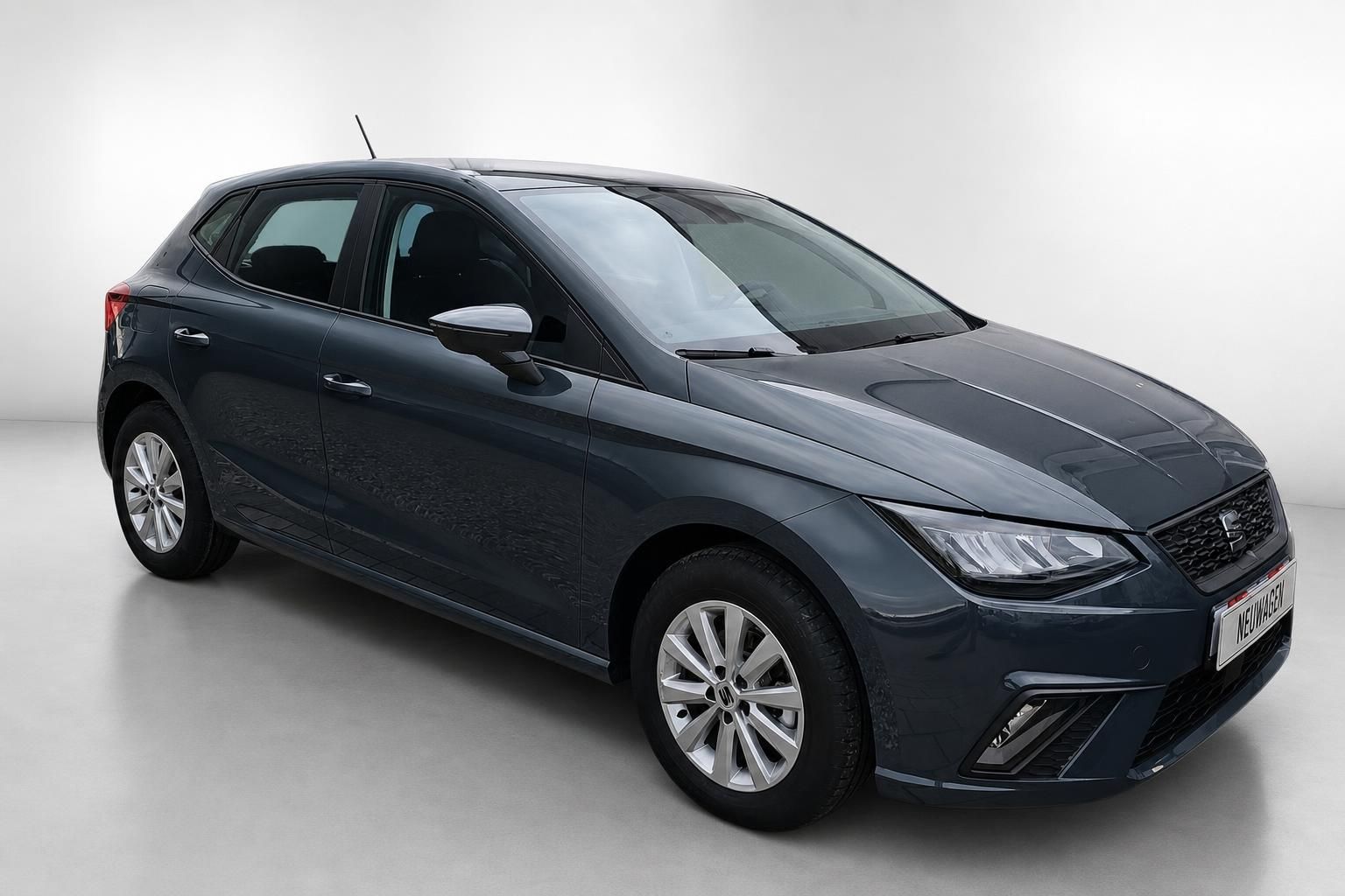SEAT Ibiza Frontansicht schraeg in Grau, Neuwagen mit Alufelgen