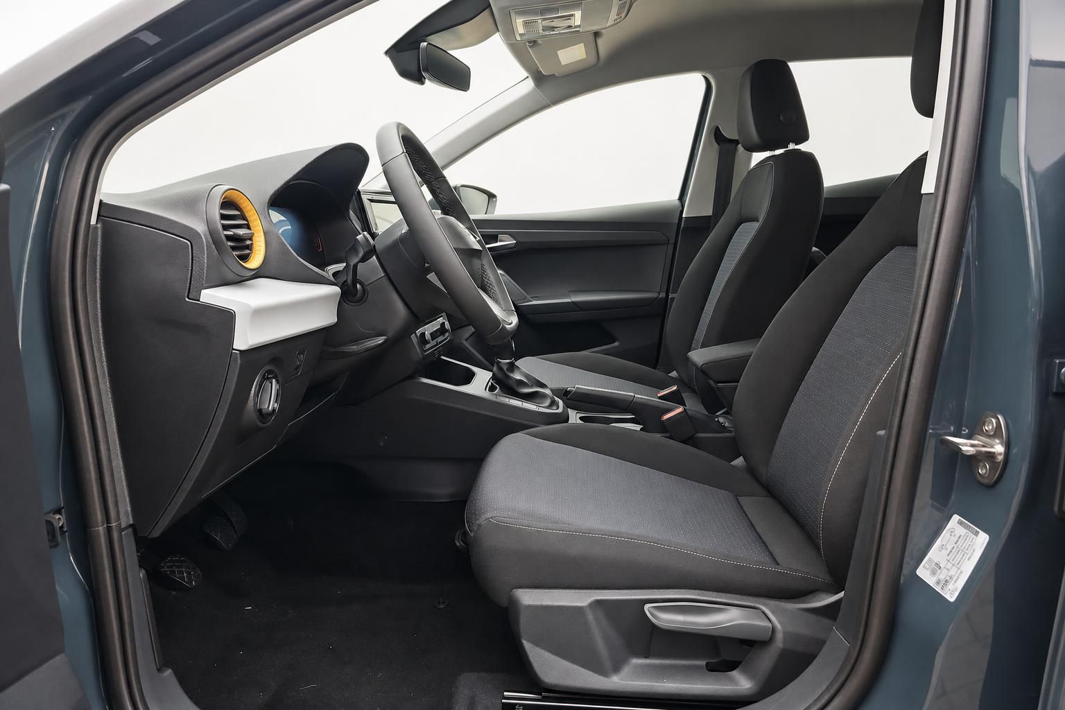 Seat Ibiza Innenraum Vordersitze und Cockpit Detailansicht