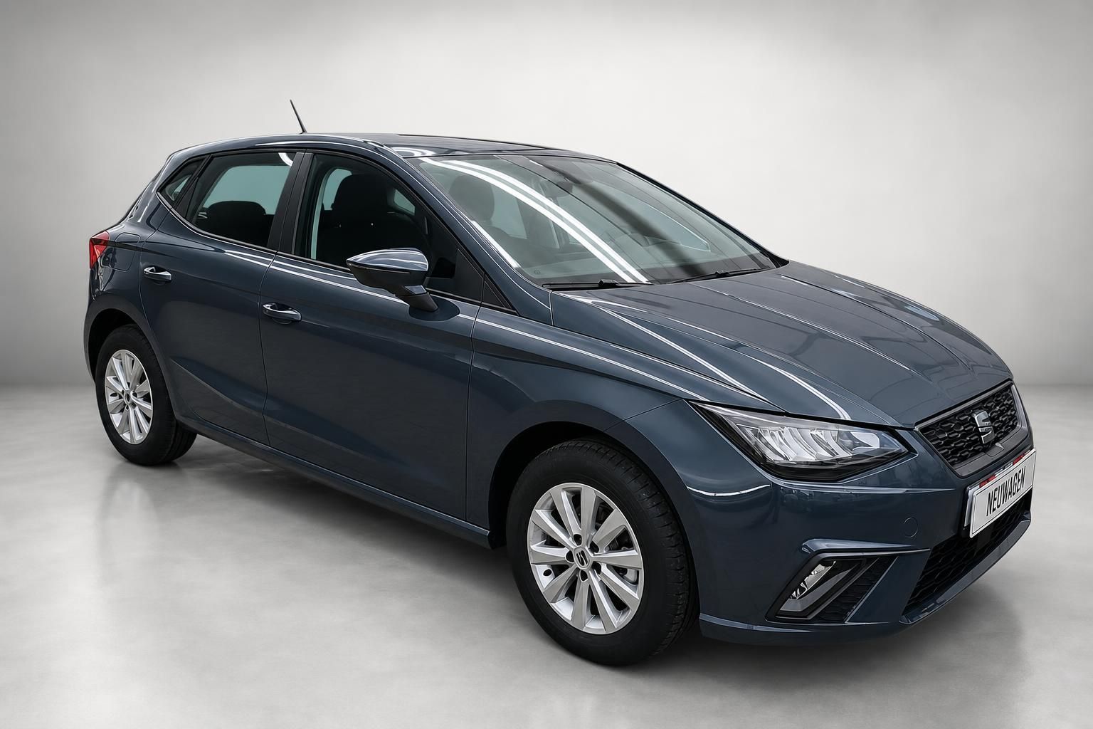 Seat Ibiza in Grau, Frontansicht seitlich im Studio
