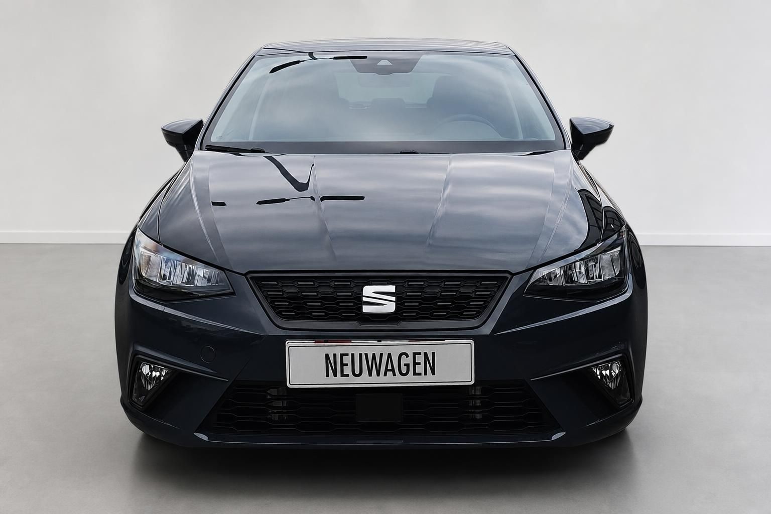 Seat Ibiza in Schwarz, Frontalansicht mit Kuehlergrill