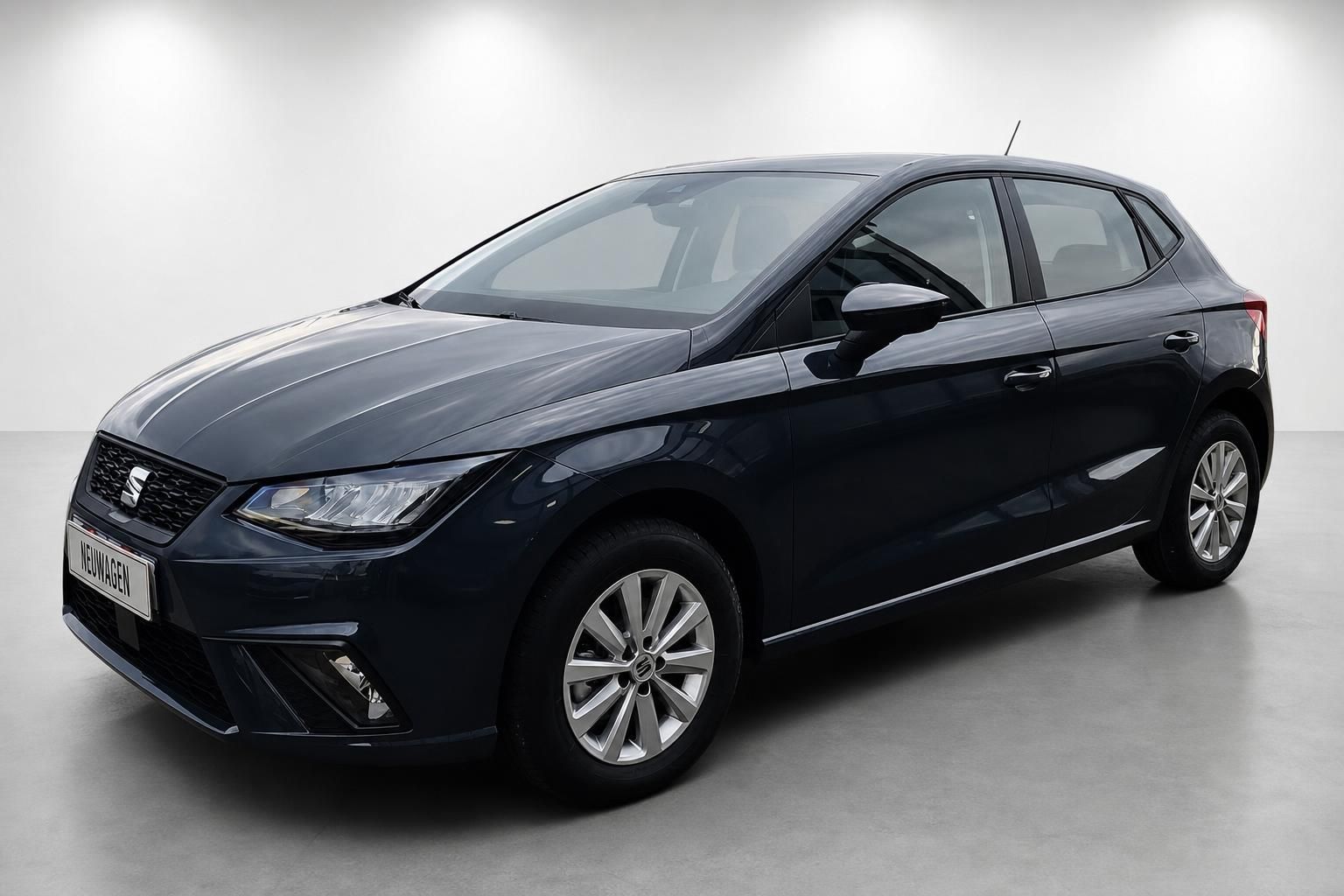 Seat Ibiza in Schwarz, Frontansicht seitlich als Neuwagen