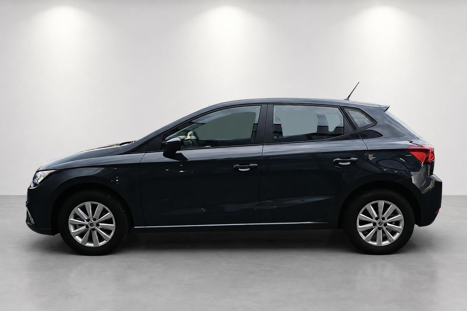 Seat Ibiza in Schwarz, Seitenansicht im Fotostudio
