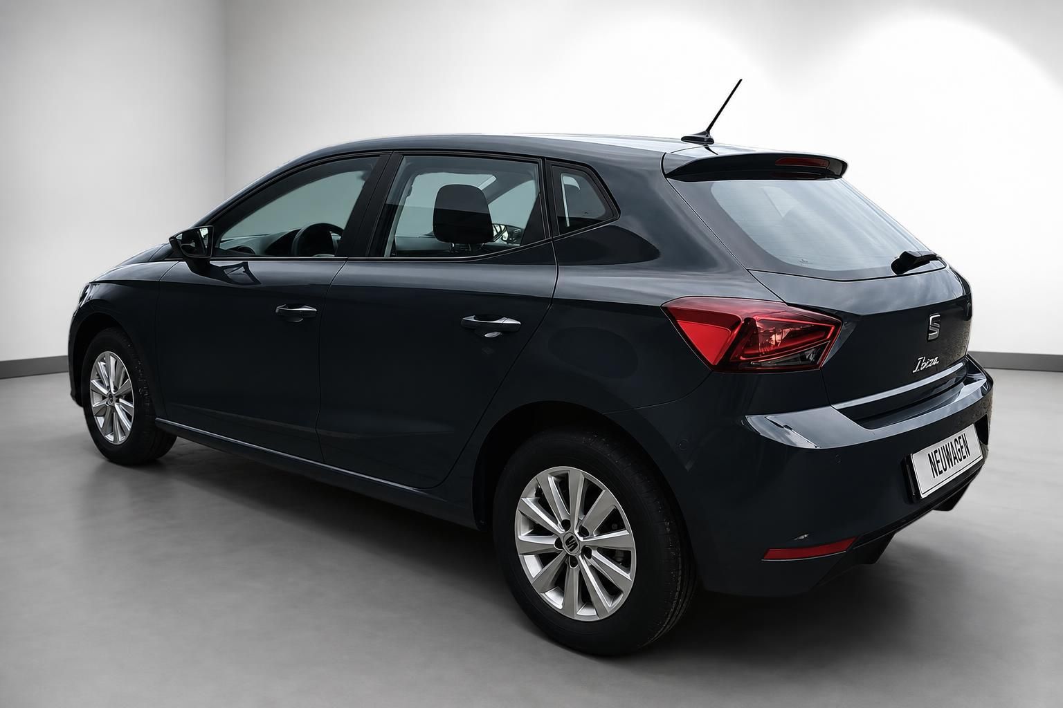 SEAT Ibiza Heck-Seitenansicht in Grau, Neuwagen Studiofoto