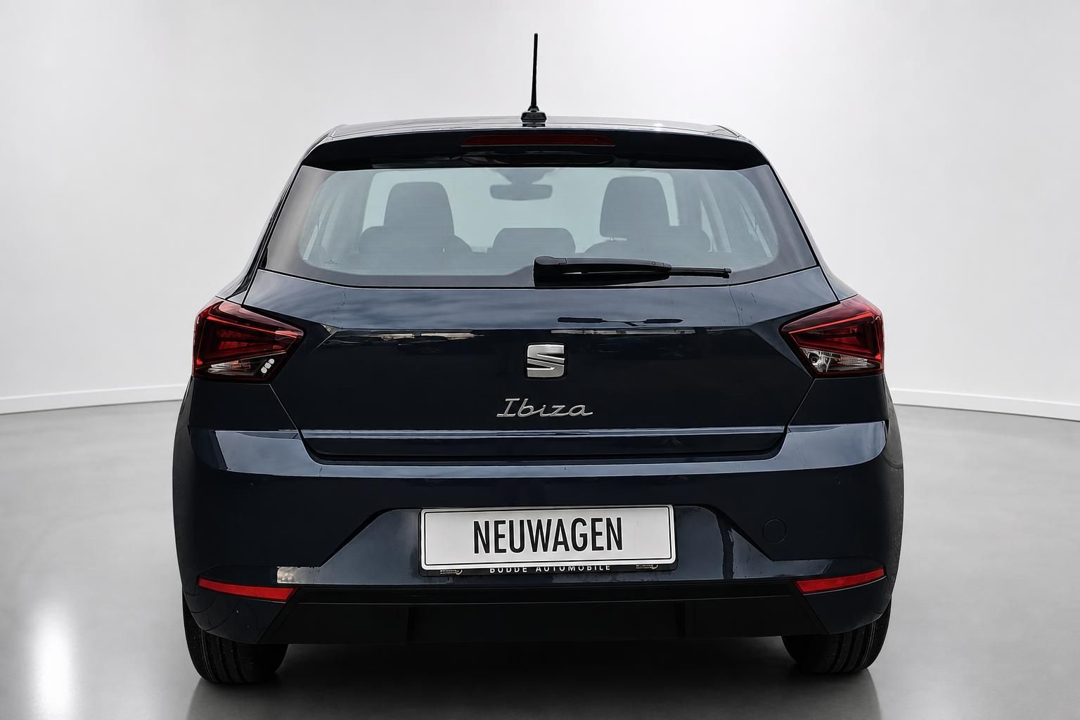 SEAT Ibiza Heckansicht in Schwarz-Blau, Neuwagen Studioaufnahme