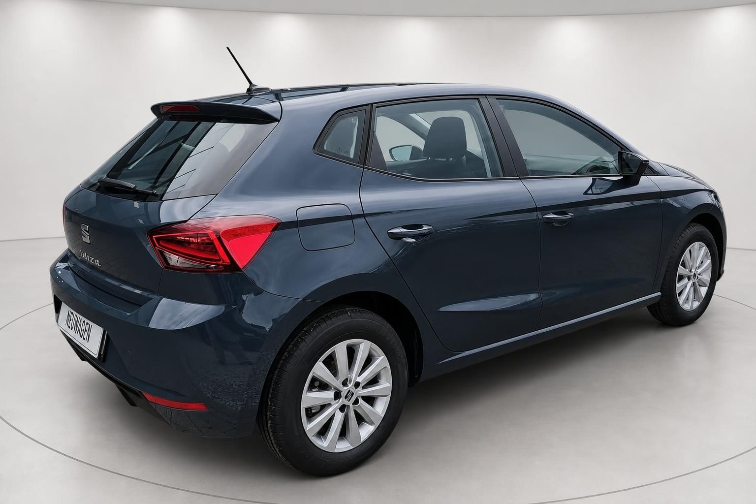 SEAT Ibiza dunkelblau Heck-Seitenansicht, Neuwagen mit Alufelgen