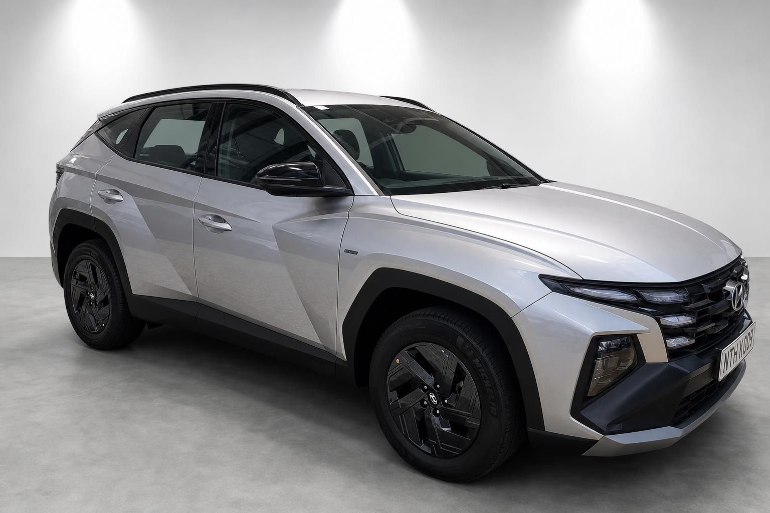 Hyundai Tucson Silber Seitenansicht Vorderansicht SUV Studio