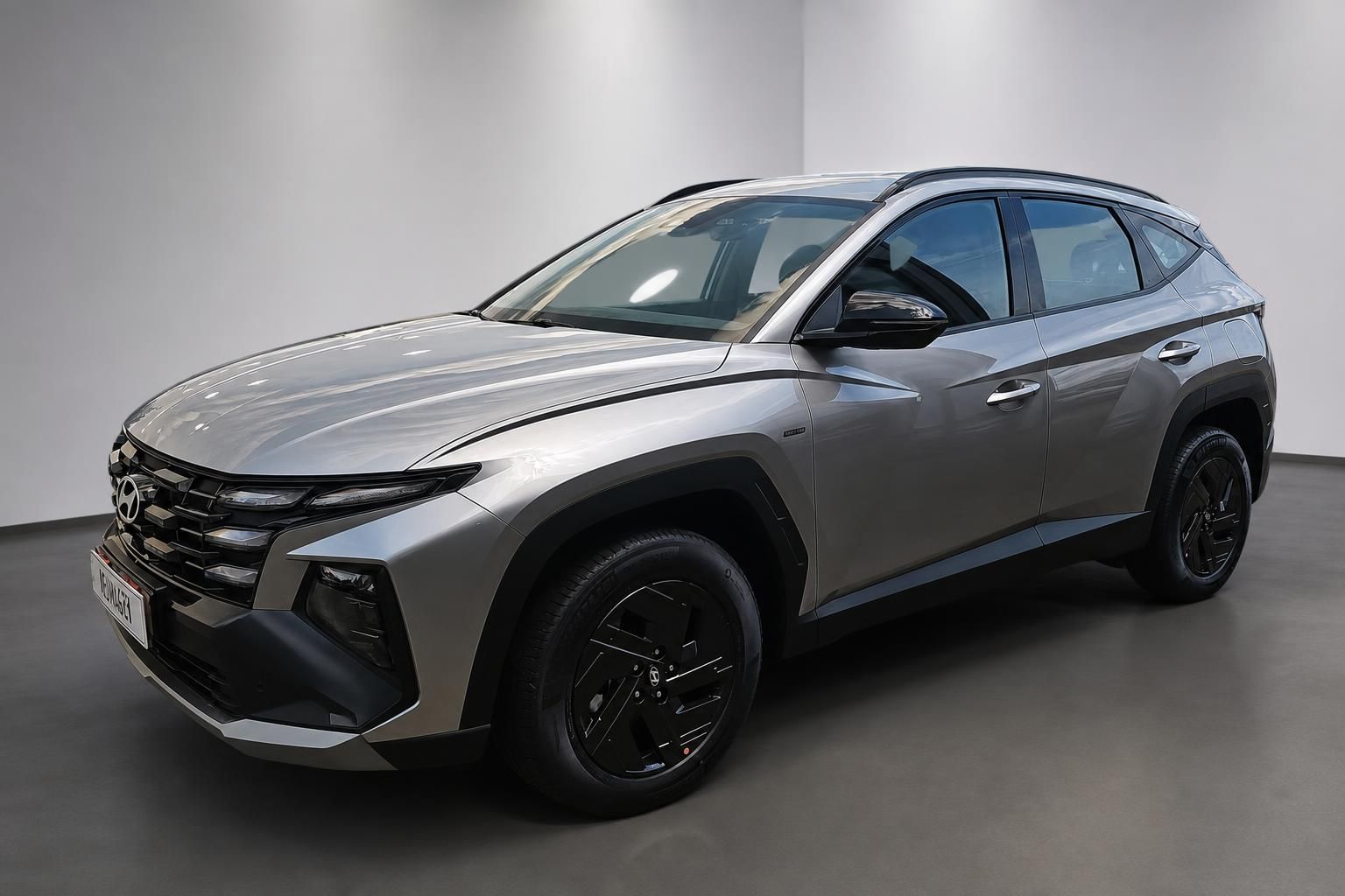 Hyundai Tucson Grau metallic, Frontansicht schraeg im Studio