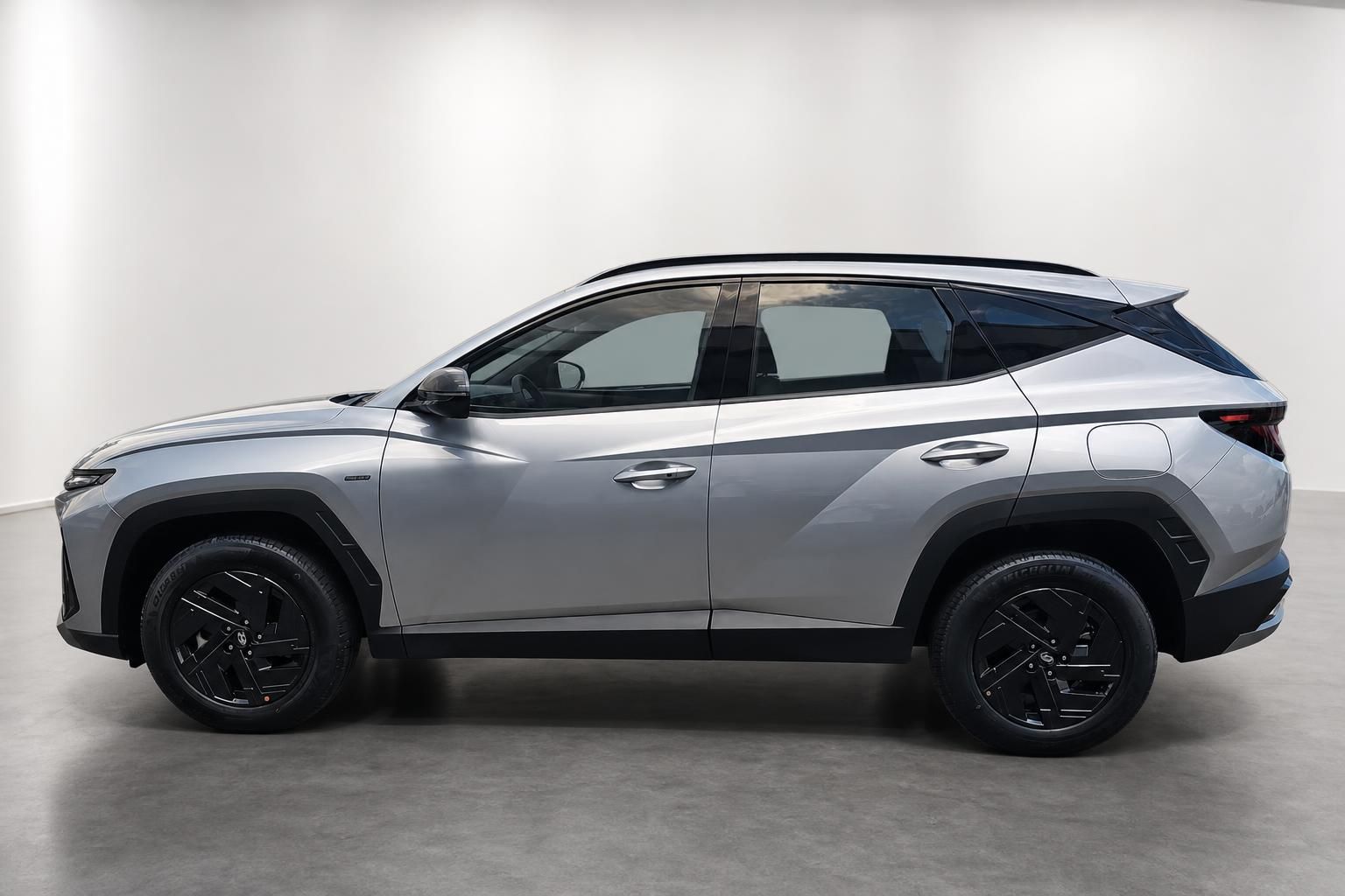 Hyundai Tucson Silber, Seitenansicht im Fotostudio