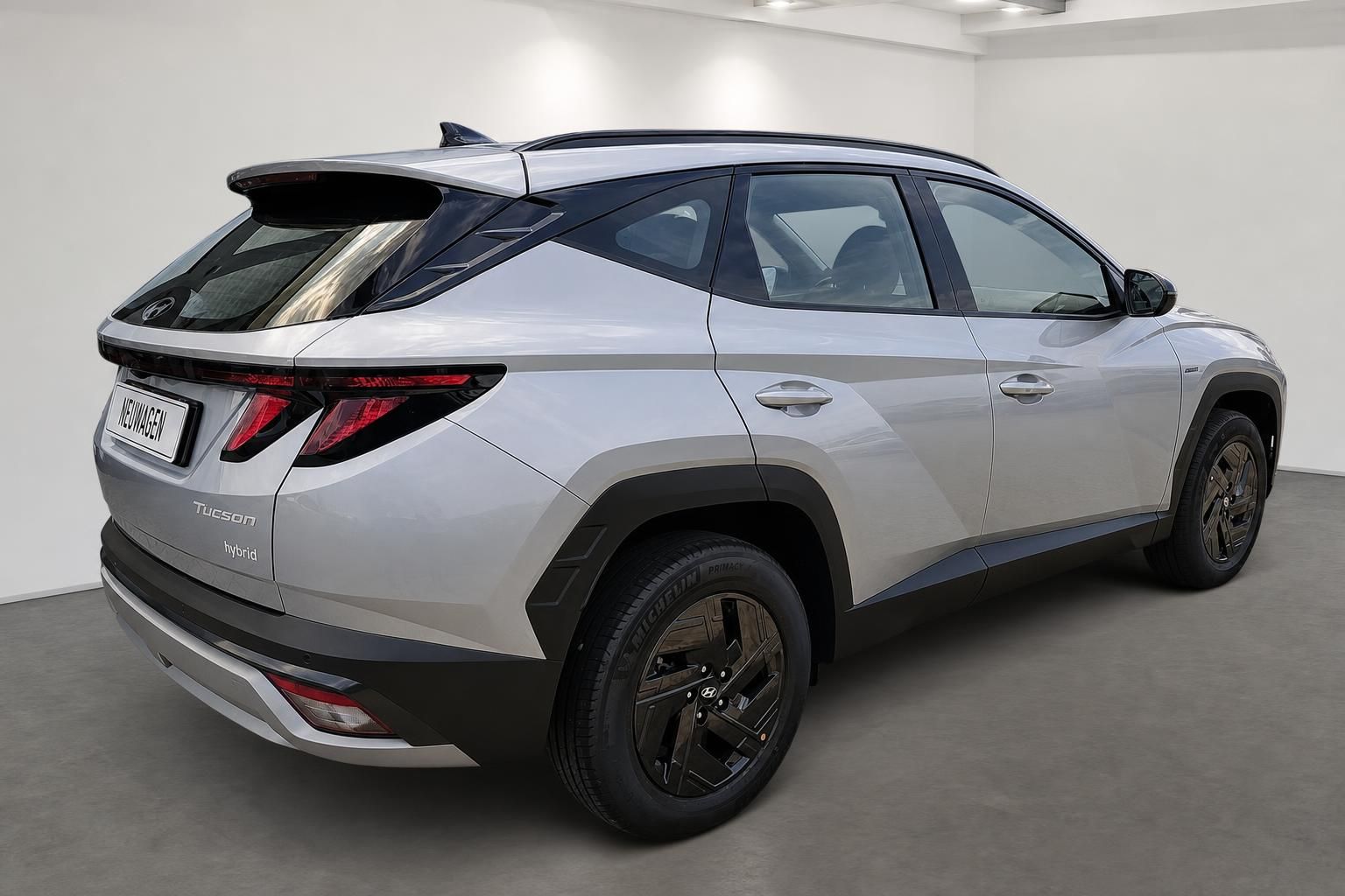 Hyundai Tucson Hybrid silber Heckansicht im Studio